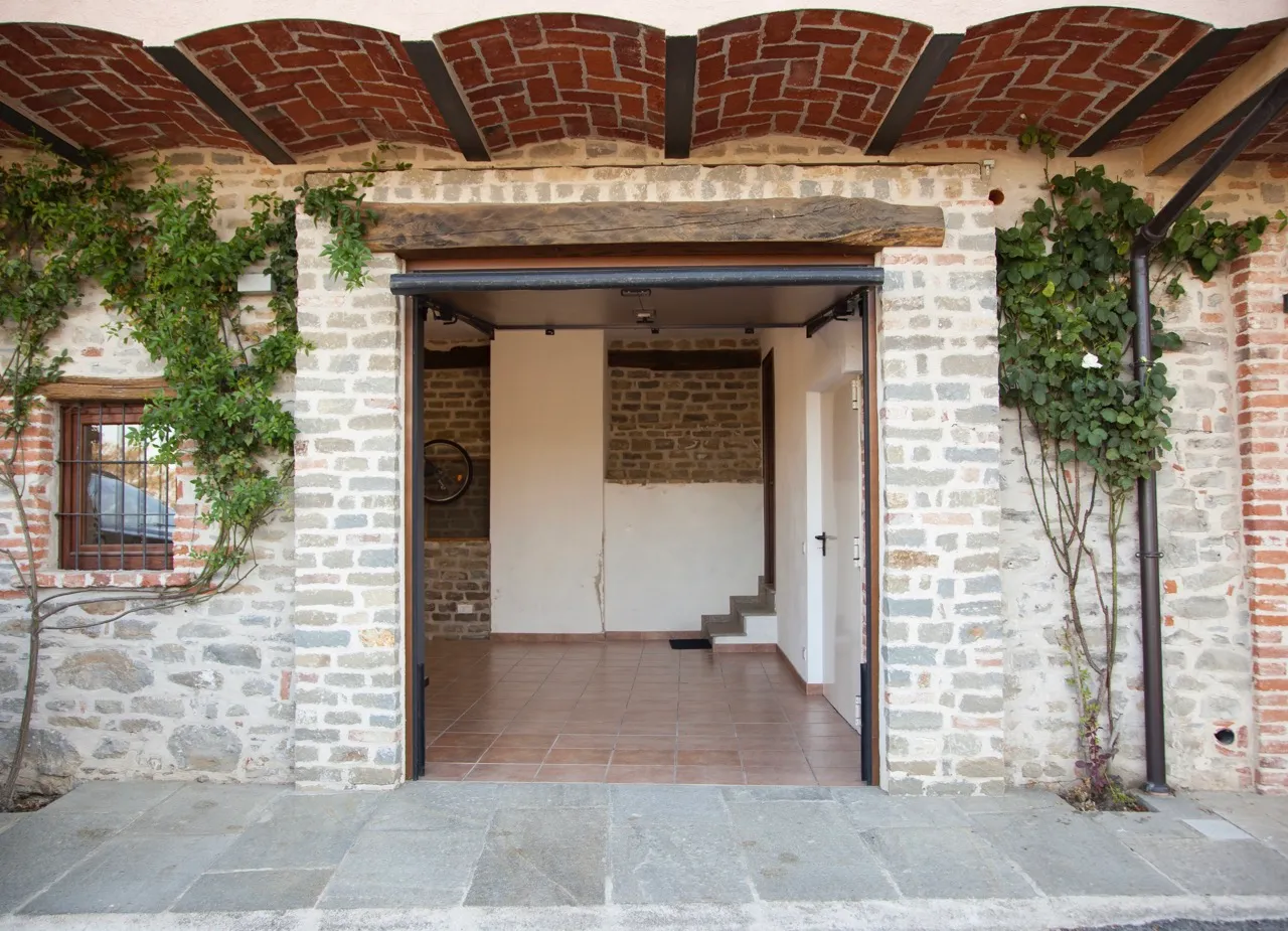 Autorimessa Maison des Roses - Case Vacanze a Bossolasco - Veglio Family Farm